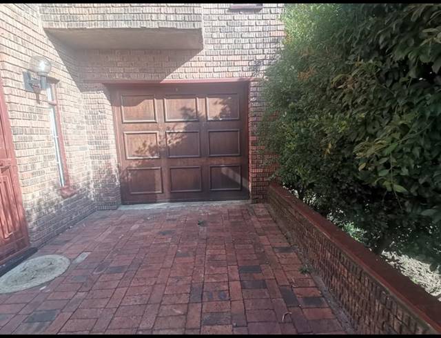 3 BEDROOM TOWNHOUSE FOR SALE IN THE HILL